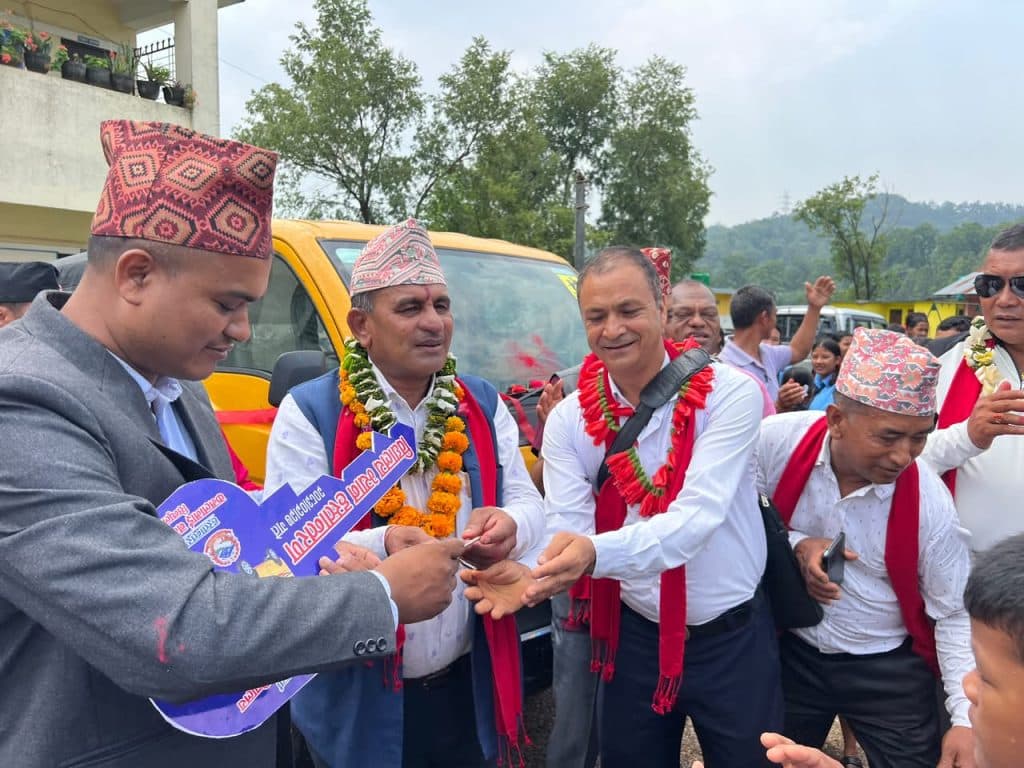 कमलामाई नगरपालीकाले हस्तान्तरण गर्यो विद्यालयलाई भ्यान